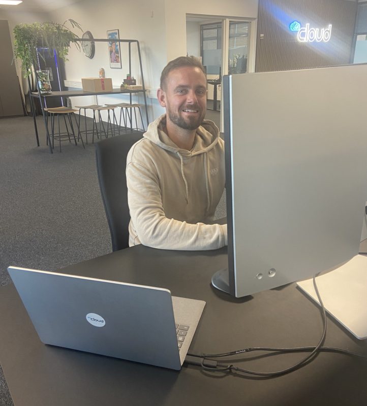 Anders ved computer. - kigger i kamera