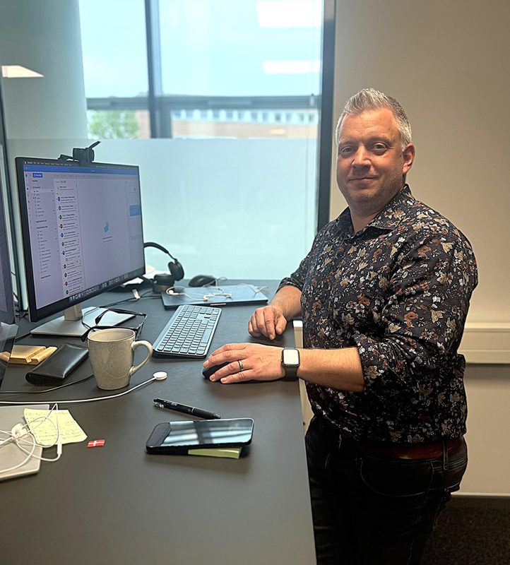 Rasmus ved pc maj25 lys